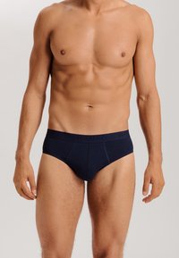 Slip in cotone blu navy con un morbido elastico in vita che presenta il logo "HANRO". Il design �è aderente, con una tasca frontale e dettagli cuciti.