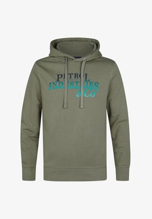 Hanorac olive cu imprimeu grafic în față, în nuanțe de albastru închis și turcoaz. Dispune de un glugă cu șnur și tivuri cu nervuri la manșete și la baza. Textură de țesătură moale.