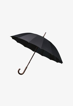 Zwarte paraplu met acht panelen, houten handvat en gebogen haak. De stof is glad zonder patronen. Metalen spaken bevestigen het vlooien.