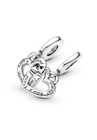 Ciondolo a forma di cuore in argento con cuori intrecciati e testo inciso. Texture liscia, superficie lucida e design con anelli decorativi.