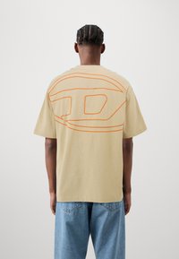 Diesel BOGGY MEGOVAL - Apdrukāts T-krekls - beige