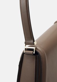 BOSS ARIELL SHOULDER BAG - Kézitáska - medium beige