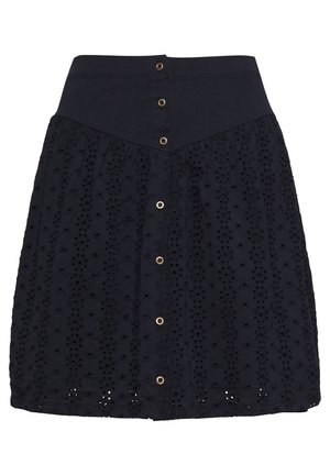 Marineblauwe rok gemaakt van gestructureerde stof, met geborduurde ogenpatronen. Het heeft een aansluitende tailleband met een rij van koperen knopen aan de voorkant.