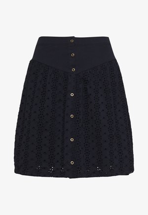 Tmavě modrá sukně vyrobená z texturované tkaniny, s vyšívanými průsvitnými vzory. Má přiléhavý pás s řadou mosazných knoflíků na přední straně.
