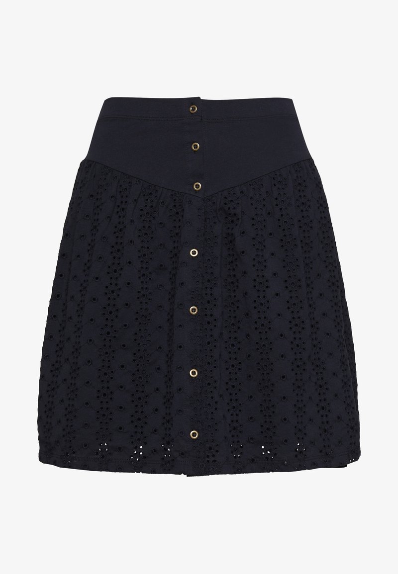Tmavě modrá sukně vyrobená z texturované tkaniny, s vyšívanými průsvitnými vzory. Má přiléhavý pás s řadou mosazných knoflíků na přední straně.