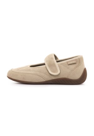 Zapato Mary Jane de ante beige con tira de velcro y suela de caucho marrón texturizada, diseñado para uso informal o cómodo.