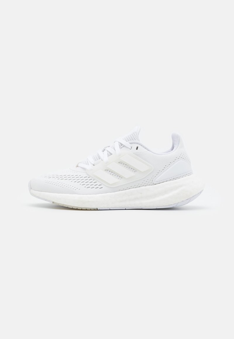 Chaussure de course athlétique blanche avec tige en mesh, semelle rembourrée et marquage à trois bandes sur le côté.