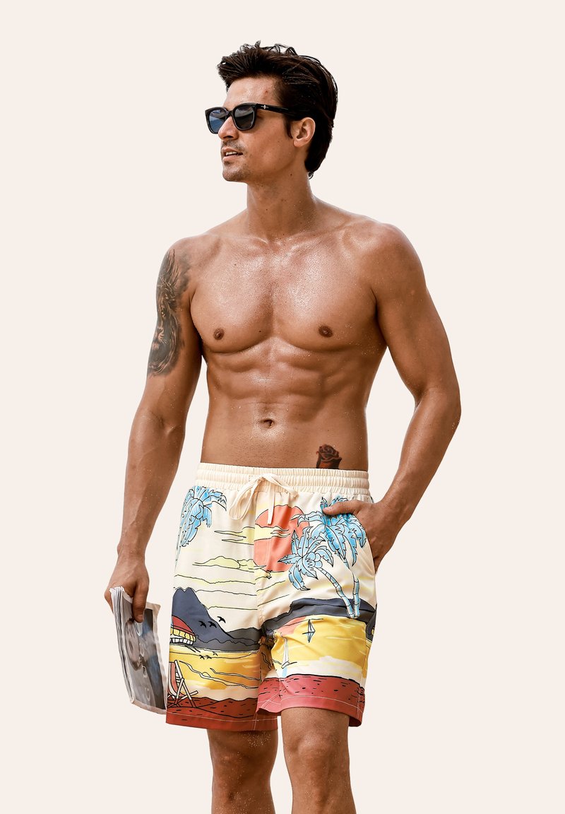 Pantaloni da bagno da uomo realizzati in tessuto leggero, con una scena di spiaggia multicolore che raffigura palme, un'alba e montagne. Vita con cordoncino.