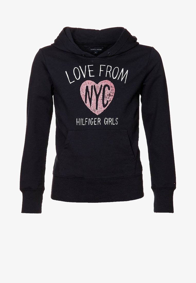 Sweat à capuche pour filles noires avec poche avant, graphique de cœur rose et texte blanc indiquant "LOVE FROM NYC" et "HILFIGER GIRLS" sur la poitrine.