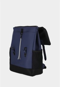 Zaino blu navy con fondo nero, realizzato in materiale resistente. Presenta spallacci regolabili, due fibbie frontali e un cappuccio superiore.