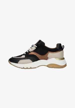 Sneaker nera, beige e marrone con una combinazione di materiali in pelle e camoscio, suola in gomma e un accento dorato sul tallone. Forma arrotondata.