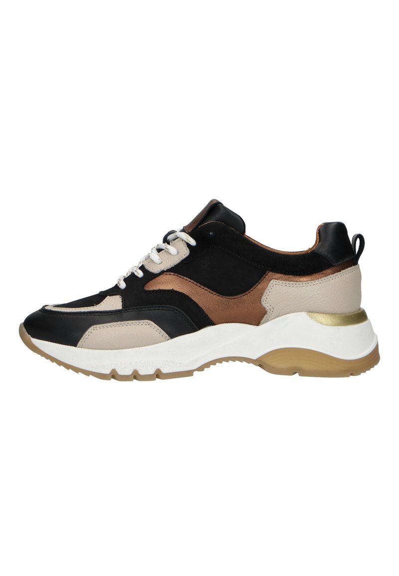 Sneaker nera, beige e marrone con una combinazione di materiali in pelle e camoscio, suola in gomma e un accento dorato sul tallone. Forma arrotondata.