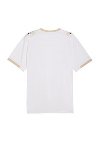 T-shirt bianco a maniche corte con un design a tinta unita, bande dorate ai polsi e un logo nero sulle spalle.