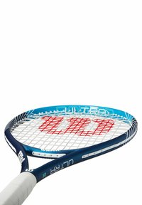 Blau-weiße Tennisschläger mit rundem Kopf, ausgestattet mit einem roten Saitenmuster und einem strukturierten Griff. Der Rahmen weist schlanke Designelemente auf.
