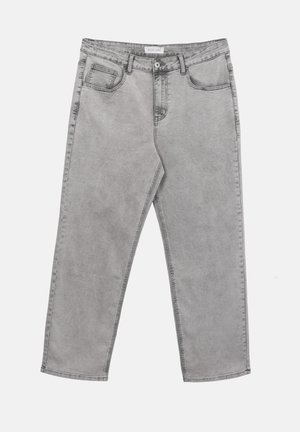 Lys grå denimjeans med frontknapp og glidelås, beltestropper og fem lommer, lagt flatt på en hvit bakgrunn.