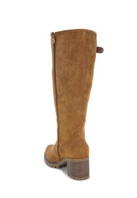 Bruine suede laars tot de knie met een zijrits, een gestructureerde buitenkant en een chunkyhak met een houtnerfpatroon. Rubberen zool voor grip.