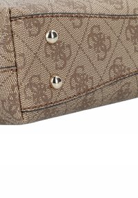 Borsa in tessuto marrone con motivo a logo in rilievo, dettagli in metallo dorato e cuciture a contrasto lungo i bordi. Finitura texture.