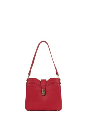 Rode leren schoudertas met een gebogen bovenkant, enkele band en centrale goudkleurige draaivergrendeling.