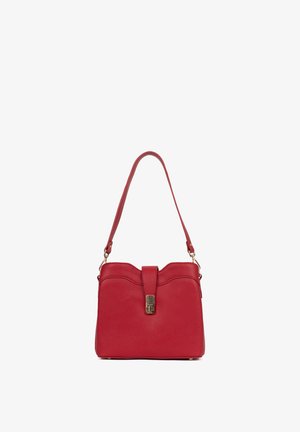 Sac à épaule en cuir rouge avec un haut incurvé, une seule bandoulière et un fermoir central doré à fermeture tourniquet.