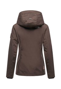 Bruine vrouwenjack met lange mouwen, capuchon en subtiele merkpatches, van achteren weergegeven op een witte achtergrond.