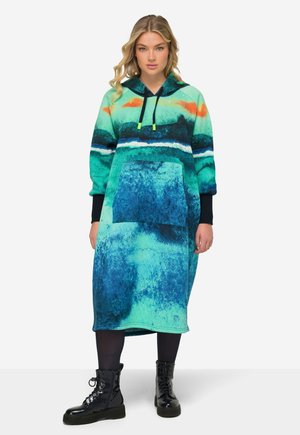 Robe sweat à capuche en tissu doux, présentant un motif abstrait bleu et vert, une grande poche avant et des cordons de serrage contrastants.