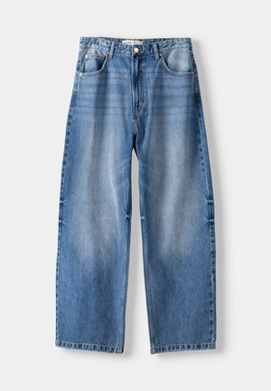 Lichtblauwe denim wijde jeans met een hoge taille, vijf zakken en subtiele vervaging. Voorzien van een klassieke knoop- en ritssluiting.