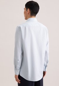 Hellblaues Hemd mit Diamantmuster, langen Ärmeln, geknöpften Manschetten und klassischem Kragen. Glatte Textur mit leicht legerer Passform.