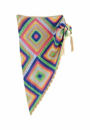 Kolorowy szydełkowy trójkątny szal z wzorami diamentowymi w zielonym, różowym, niebieskim, żółtym i beżowym, z frędzlami na jednym rogu.