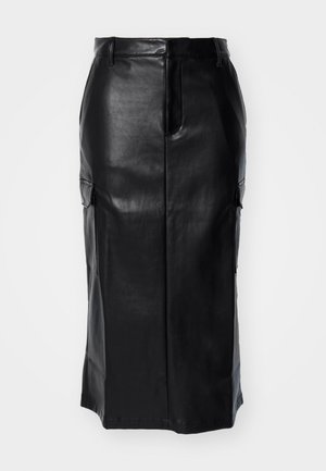 Sort lædernederdel i knælængde med frontal søm, bæltesløjfer og sidelommer med flap på en hvid baggrund.