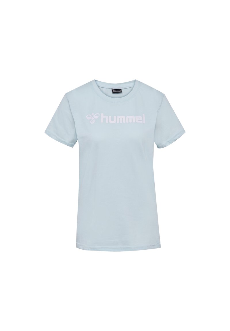 Helle blaue Baumwoll-T-Shirt mit Rundhalsausschnitt und kurzen Ärmeln, mit einem weißen "hummel"-Logo auf der Vorderseite bedruckt.