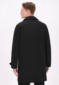 DreiMaster Korte frakker - black