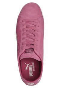 Sneaker in suede rosa con design stringato, linguetta imbottita e suola bianca. Presenta il logo Puma sul lato e sulla soletta.