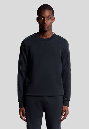 Zwarte sweatshirt van zacht fabric met lange mouwen, voorzien van contrasterende witte strepen langs de schoudernahts en een ronde halslijn.