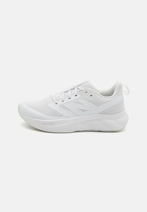 Scarpa da ginnastica bianca realizzata in mesh traspirante con un design texturizzato. Presenta una suola imbottita e un dettaglio del logo sul lato.