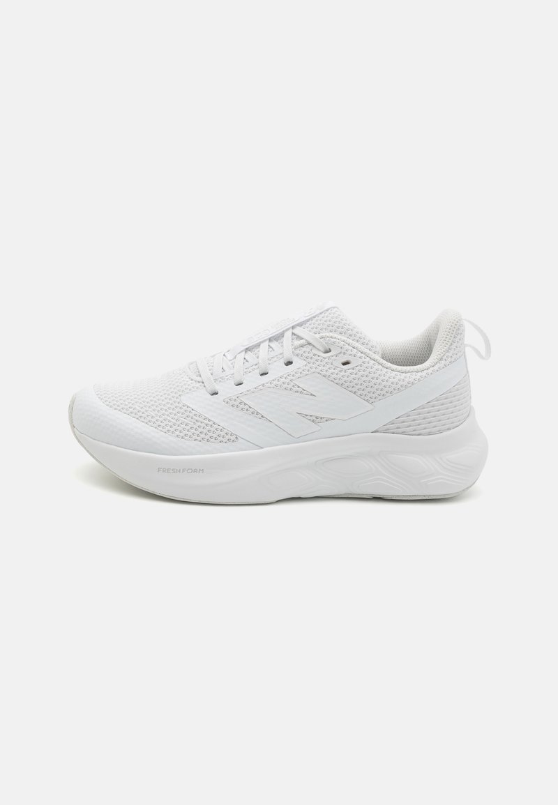Sneaker blanc en maille respirante avec un design texturé. Dispose d'une semelle rembourrée et d'un détail de logo sur le côté.