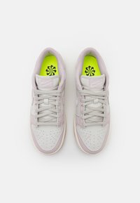 Nike Sportswear DUNK - Tossud - light bone/platinum violet/light brown/sail