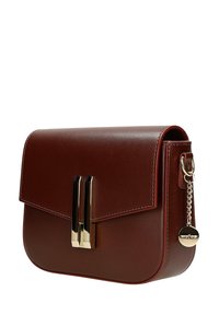 Borsa a tracolla in pelle marrone con chiusura a pattina, caratterizzata da un accento metallico dorato, dettaglio a catena e forma arrotondata nella parte inferiore.