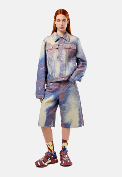 Denim takki ja shortsit setti sinisessä ja beessissä, jossa on abstrakteja kuvioita. Sisältää etutaskut, nappikiinnityksen ja sukat värikkäällä designilla.