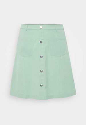 Fustă din denim verde mentă cu închidere prin nasture, două buzunare frontale și un design evazat. Material texturat cu detalii de cusătură vizibile.