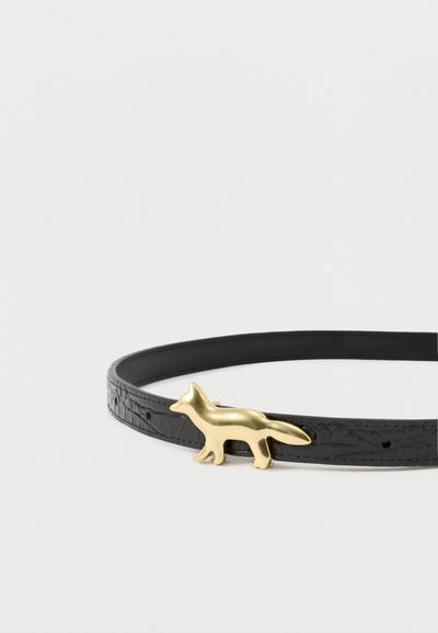 Μαύρη δερμάτινη ζώνη με υφή, διαθέτει μια χρυσή μπρούτζινη πόρπη σε σχήμα αλεπούς ως σημαντική λεπτομέρεια.