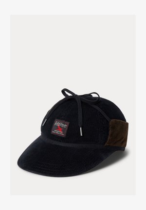 Mustast sametriidest nokamüts, millel on eesmine nokk, reguleeritav tõmblukk ja pruuni sametiriidest detailid küljel. Ees on logo sildike.