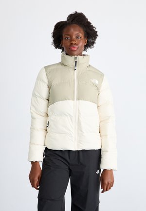 Veste en duvet de couleur vert clair et blanc cassé, avec un col haut, une fermeture éclair et un logo sur la poitrine. Design texturé et matelassé.