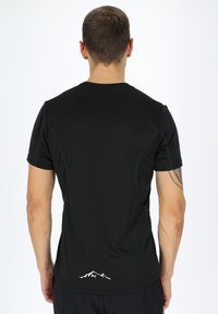Sort atletisk T-shirt med korte ærmer, der har subtile stikninger og et hvidt bjergmotiv nederst på ryggen. Glat stoftekstur.