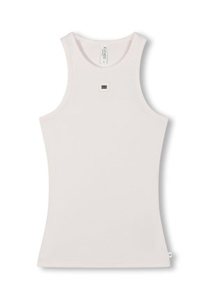 Hvid ærmeløs ribbet tanktop med smalle skulderstropper og et lille sort lighedstegnpatch centreret på brystet.