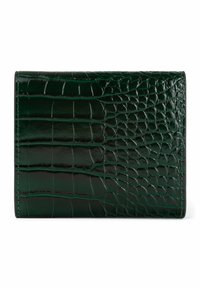 Zielony portfel z ekoskóry o fakturze przypominającej krokodyla, o zwartej prostokątnej formie i subtelnych detalach szwów.