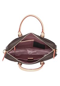Bolso de cuero marrón con toques en rosa, presenta un interior abierto, bolsillos y un cierre con cremallera. Herrajes dorados utilizados para las cremalleras y la marca.