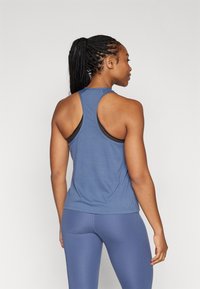 adidas Performance ESSENTIALS granatowy