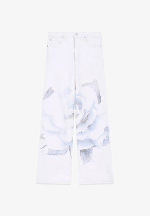 Guess, WEIT GESCHNITTENE BEDRUCKTE JEANS - Flared Jeans - weiß