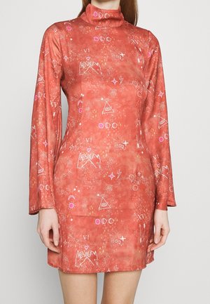 Koralowa mini sukienka z długim rękawem i wysokim kołnierzem, ozdobiona białymi mistycznymi symbolami, strzałkami, gwiazdami, księżycami oraz wzorami z gestami dłoni na całej tkaninie.