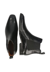 Botas de tobillo de cuero negro con paneles laterales elásticos, punta afilada y un tacón bajo en bloque. Cuenta con una lengüeta para facilitar el calzado.